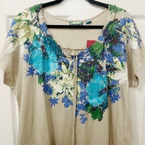 New 𝅺AVENUE top  floral print short sleeve Size 18/20